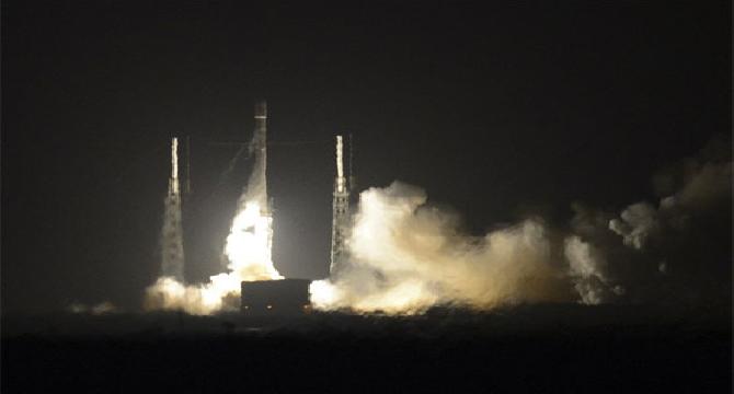 SpaceX lands Falcon 9 rocket after launch