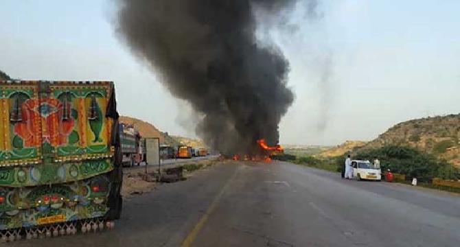 Three dead as car hits oil tanker on Karachi's Super Highway