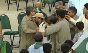 Two mobile phone thieves caught ahead of PTI rally in Karachi